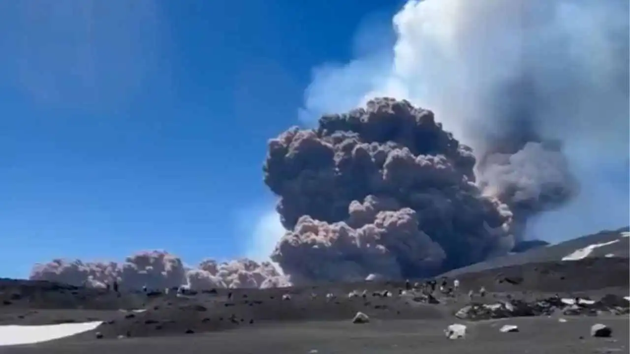 Etna Yanardağ’ında patlama: Uçuşlar askıya alındı  haberinin görseli