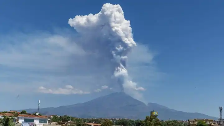 Etna Yanardağı nerede, hangi ülkededir? Etna yanardağı en son ne zaman patladı?