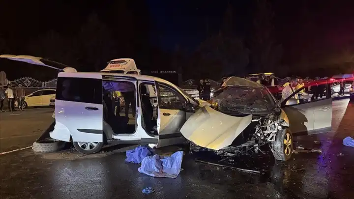 Gaziantep'te kaza: Otomobil ile hafif ticari araç çarpıştı! 5 kişi öldü, 2 kişi yaralandı