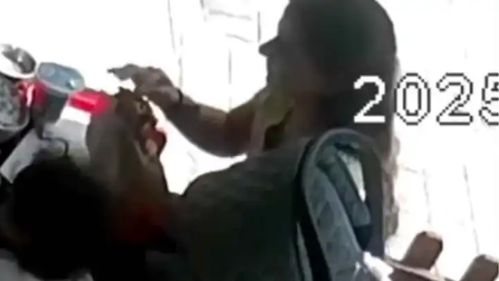 Hesabı ödememek için saçını koparıp tostun içine koydu