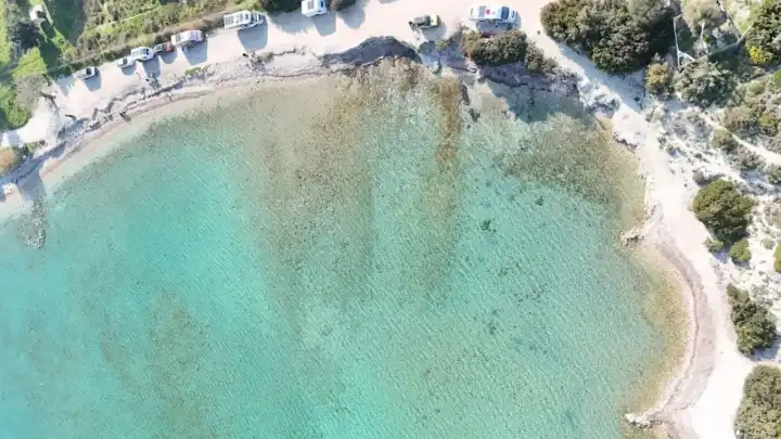 İzmir’e bu kadar yakın olduğuna inanamayacaksınız! Herkes Alaçatı’yı konuşuyor ama bu koyu kimse bilmiyor