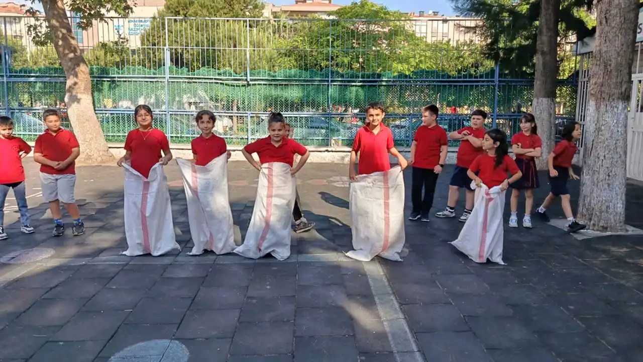 Konak’ta Geleneksel Çocuk Oyunları Şenliği coşkusu haberinin görseli