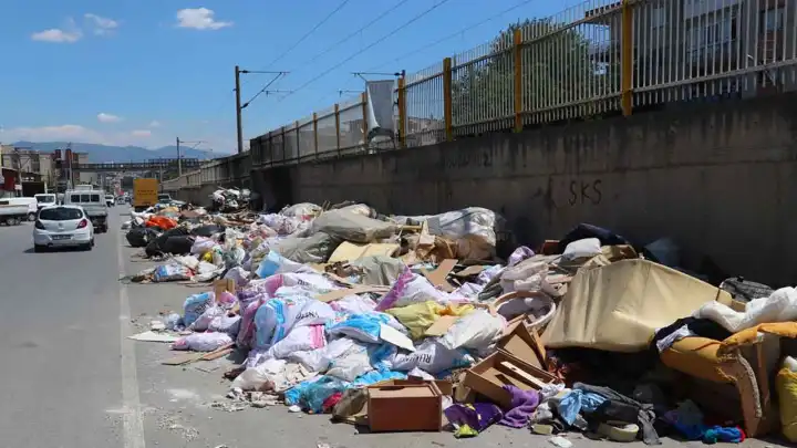 Mobilya atıkları hem kirlilik hem tehlike yaratıyor: Esnaf çözüm bekliyor