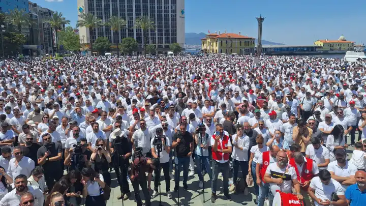 Toplu sözleşme krizi derinleşti: Başkanlar çöp topladı, işçiler tepki gösterdi