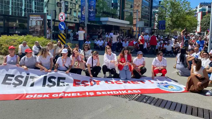 Toplu sözleşme krizinin 5’inci gününde işçilerden Cumhuriyet Meydanı’nda oturma eylemi