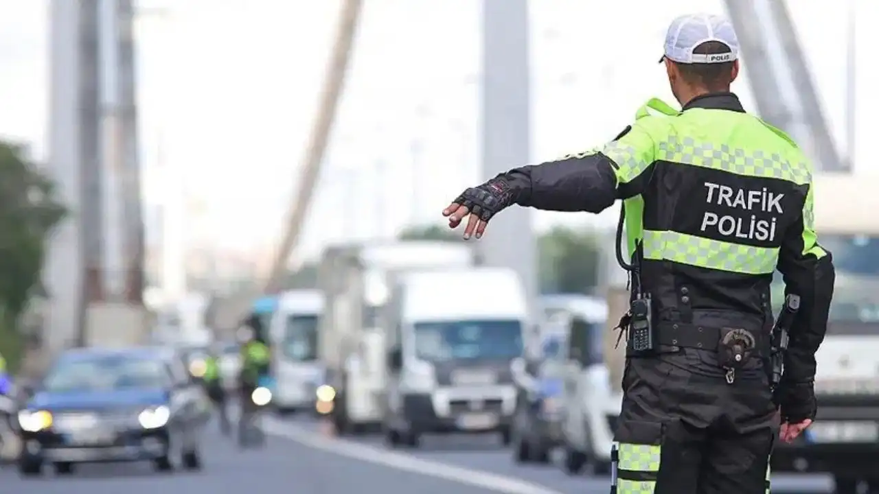 Trafik kurallarını çiğneyenin cebi yanacak! 2025 Trafik cezaları belli oldu: Ehliyet de araç da gidiyor… haberinin görseli