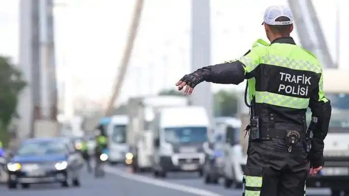 Trafik kurallarını çiğneyenin cebi yanacak! 2025 Trafik cezaları belli oldu: Ehliyet de araç da gidiyor…