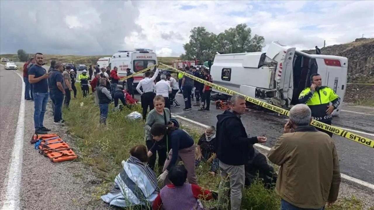 Yozgat'ta ölümlü kaza: Cenaze töreninden dönenleri taşıyan midibüs devrildi haberinin görseli