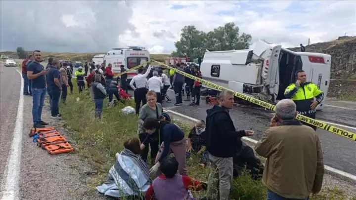 Yozgat'ta ölümlü kaza: Cenaze töreninden dönenleri taşıyan midibüs devrildi