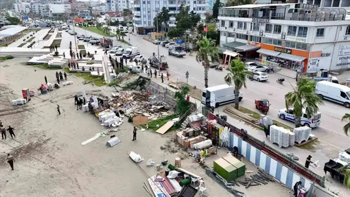 Adana'da Karataş sahilinde kaçak yapılar yıkıldı: Sahil vatandaşa açıldı
