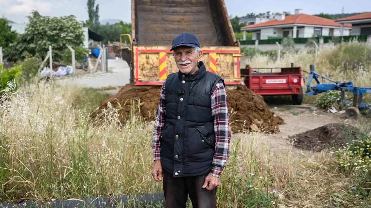 Bornova'da kurbanlık hayvan atıkları toprağa can veriyor haberinin görseli