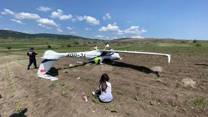 Bursa’dan havalandı Bilecik’te arızalandı: Tarlaya zorunlu iniş yapan uçak ters döndü