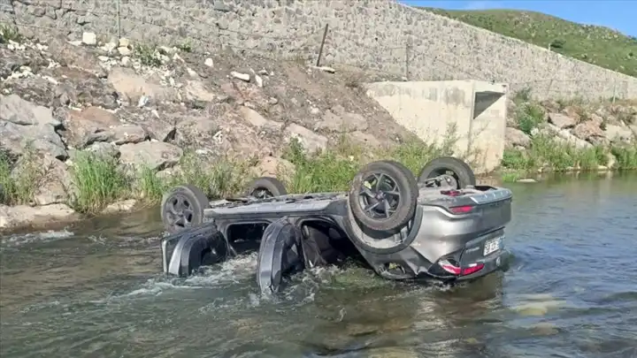Erzurum'da ölümlü kaza: Bayram için yola çıkmışlardı, otomobil dereye yuvarlandı