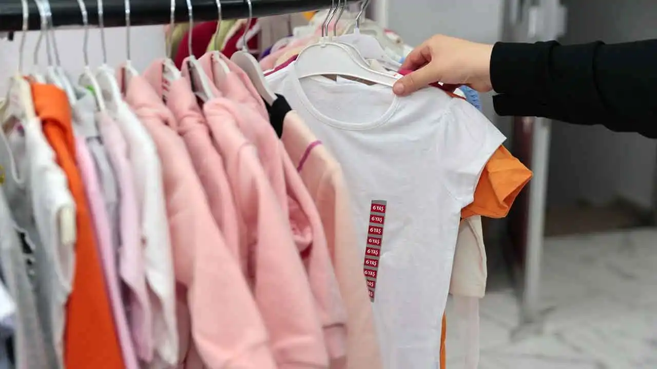 Konak'ta dayanışmanın adresi: Giysi Market haberinin görseli