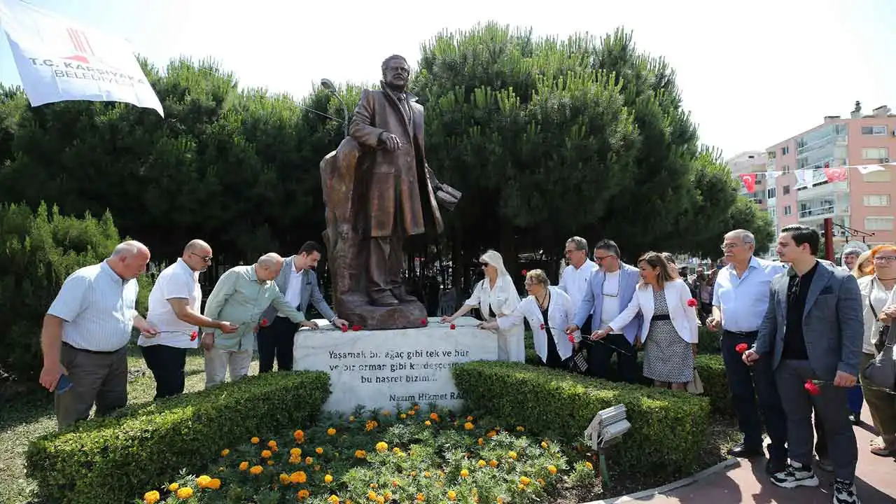 Nazım Hikmet, Karşıyaka’da şiirleriyle anıldı haberinin görseli