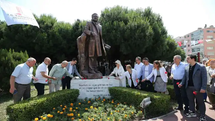 Nazım Hikmet, Karşıyaka’da şiirleriyle anıldı