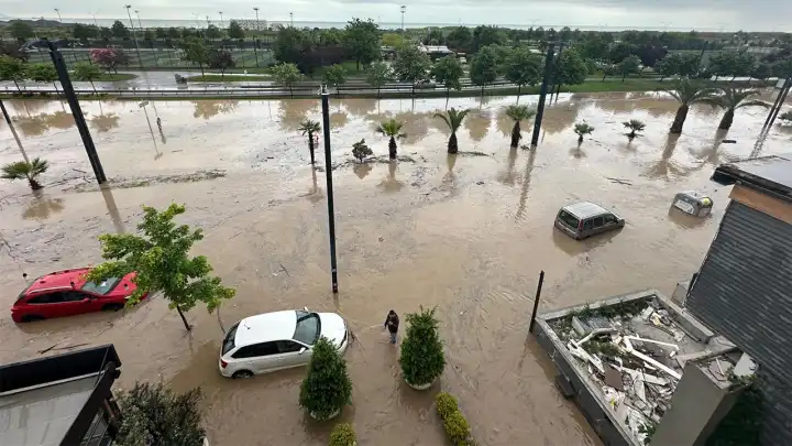 Trabzon’da sağanak hayatı felç etti: Sokaklar göle döndü, araçlar yolda kaldı