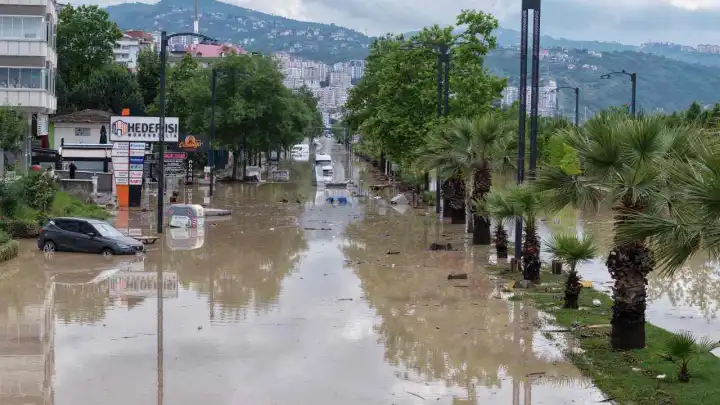 Trabzon'da sel: 1 kişi kayboldu, arama çalışmaları başlatıldı