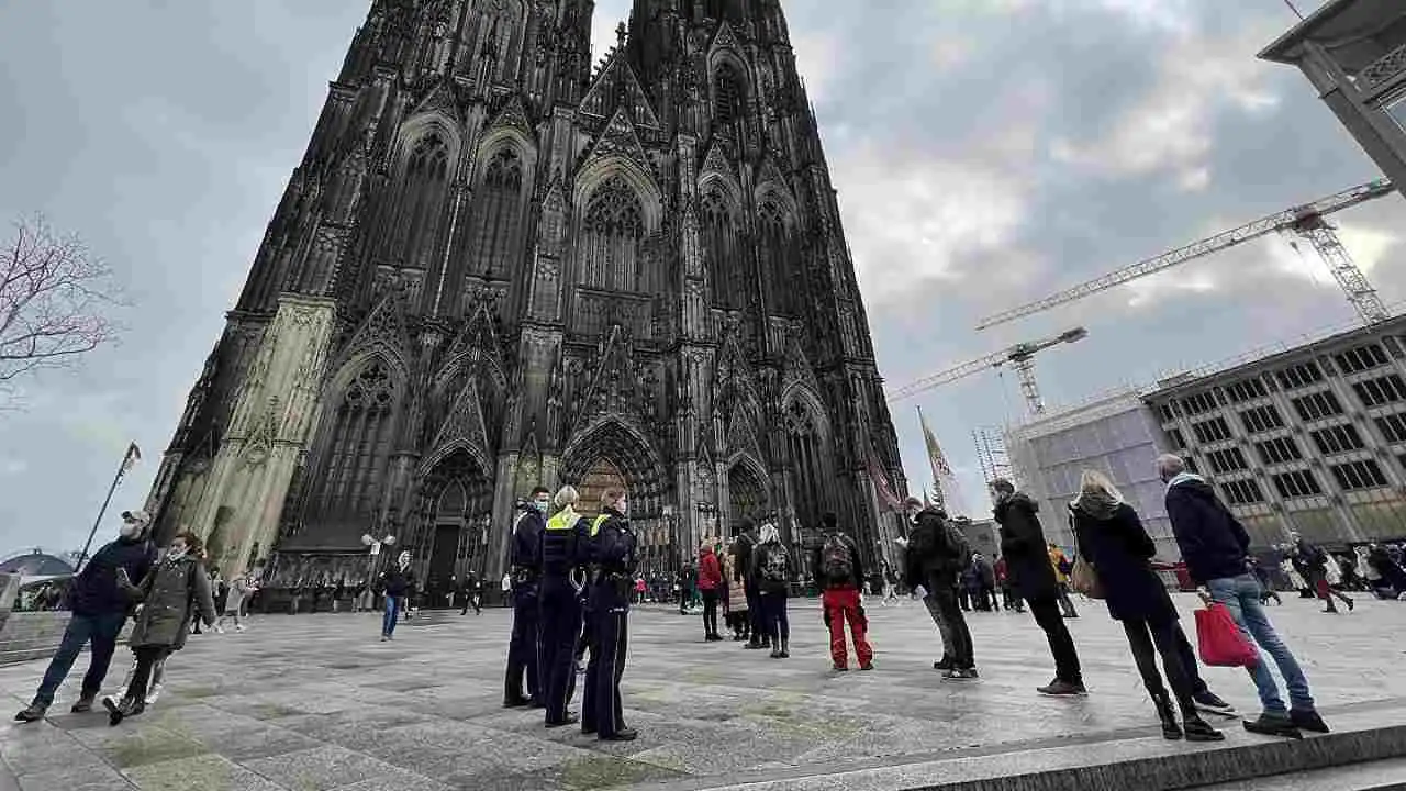 Almanya’da bomba alarmı: Tarihi katedral kapatıldı, 20 bin kişi tahliye edildi haberinin görseli