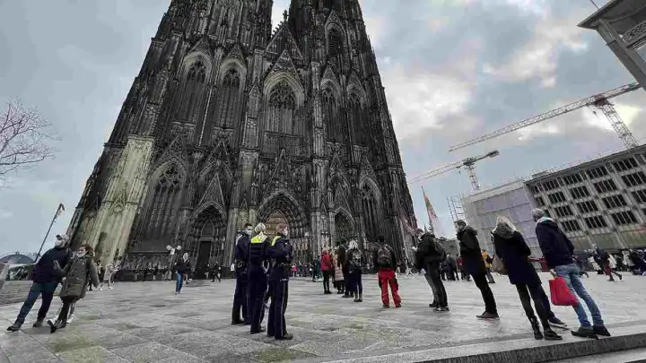Almanya’da bomba alarmı: Tarihi katedral kapatıldı, 20 bin kişi tahliye edildi