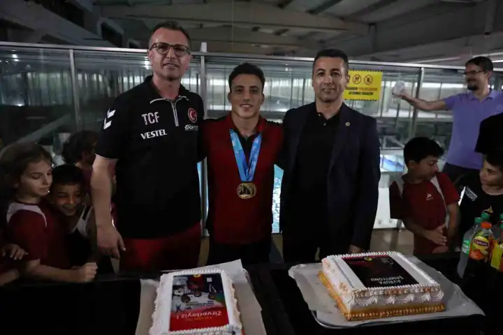 Avrupa Şampiyonu Adem Asil, İzmir’de coşkuyla karşılandı