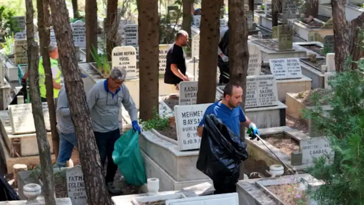 Balçova’da Kurban Bayramı öncesi mezarlıklar kabir ziyaretlerine hazır