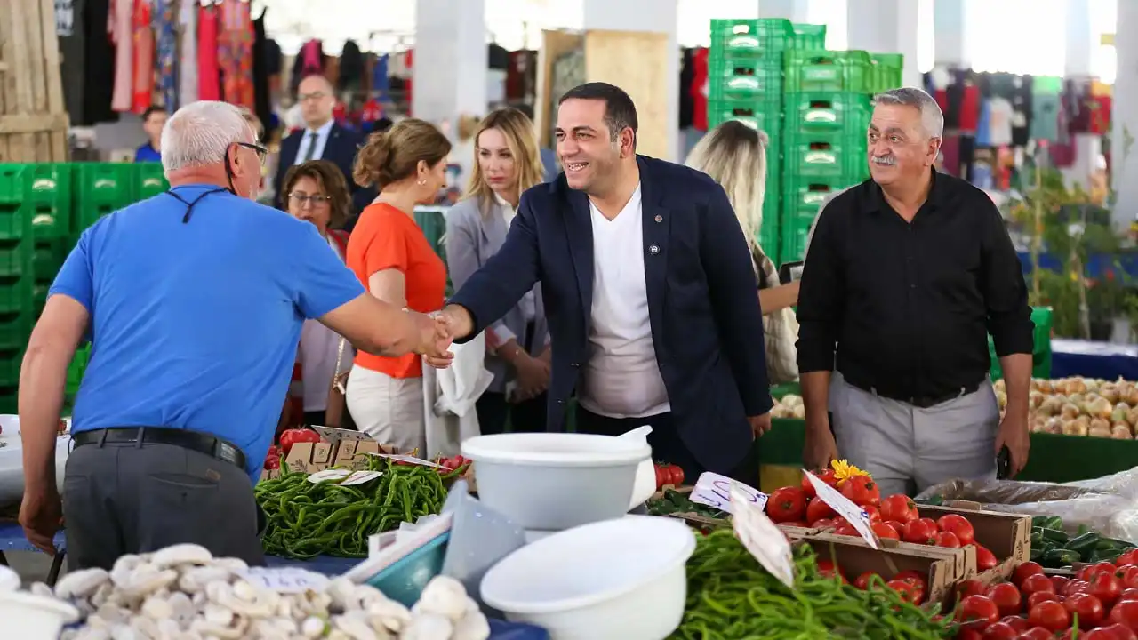 Başkan Uzun’dan esnafa ve vatandaşa bayram ziyareti haberinin görseli