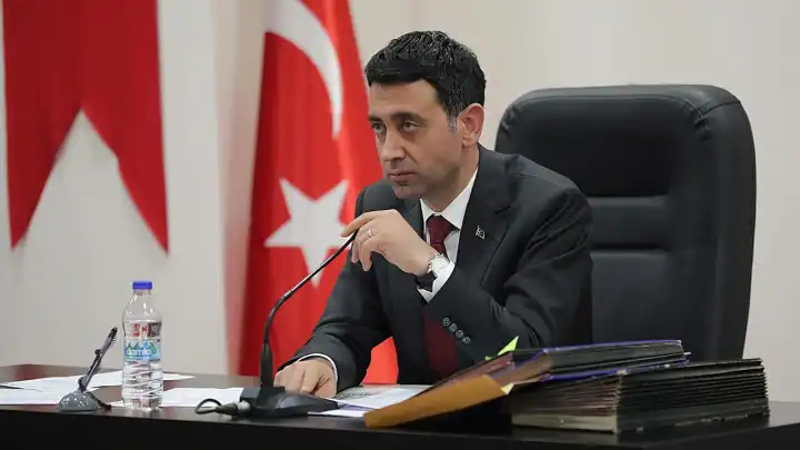 Bayraklı Meclisi’nde kentsel dönüşüm ve parti krizi