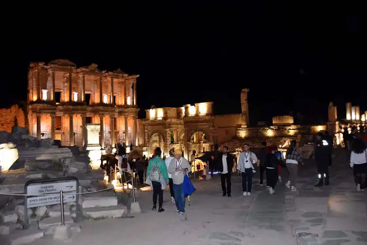 Binlerce yıllık tarih geceleri aydınlanıyor! Efes Antik Kenti’nde gece müzeciliği başladı