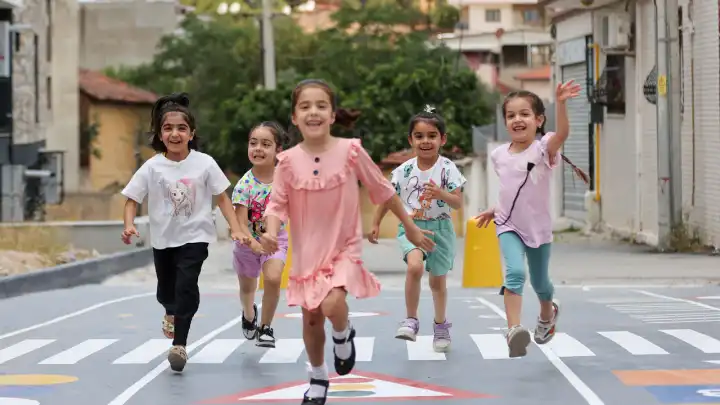 Buca’da çocuklar oyun sokaklarında neşe buluyor