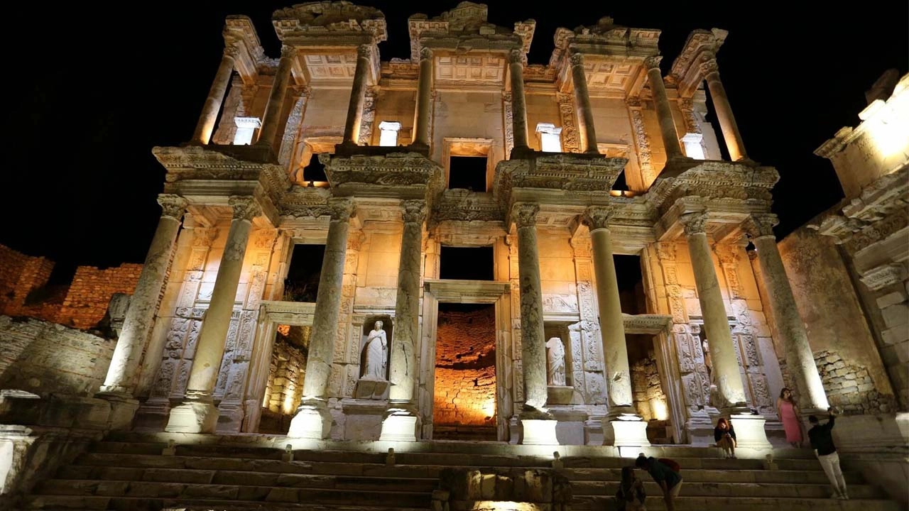 Efes Antik Kenti, gece müzeciliği ile ziyaretçilerini ağırlayacak başlıklı video haberin görseli