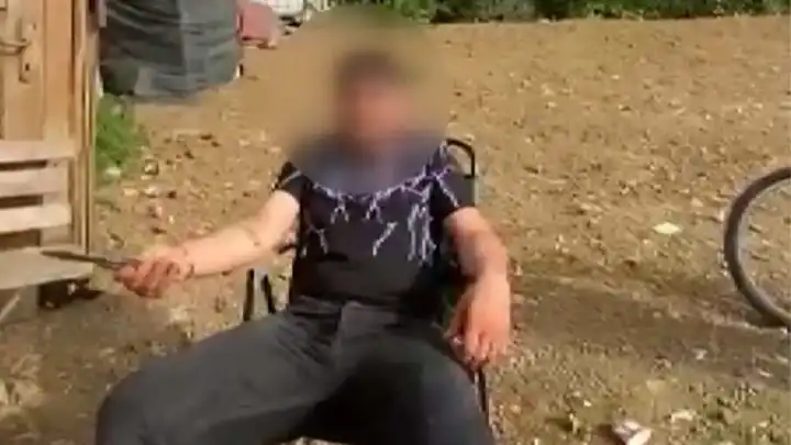 İki kişiye kadın kıyafeti giydirip videoya almıştı: Canlı yayında dövüldü