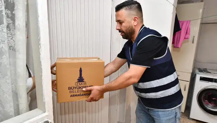 İzmir’de ihtiyaç sahiplerine bayram desteği