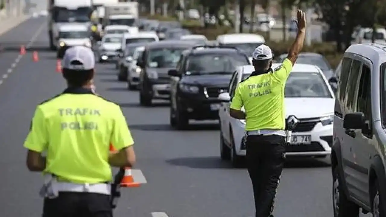 İzmir Valiliği’nden ağır tonajlı araçlara seyir yasağı haberinin görseli