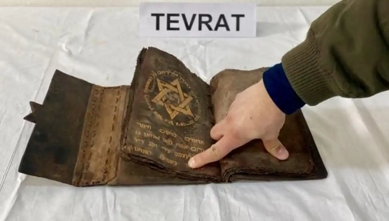 Kırşehir'de 700 yıllık Tevrat bulundu haberinin görseli