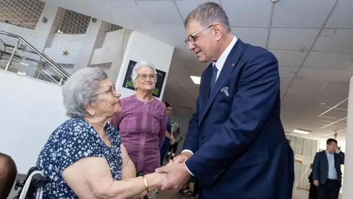 Başkan Tugay bayram öncesi huzurevi ve hastane ziyaretinde bulundu