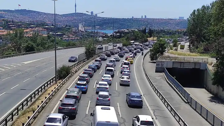 Bayram tatili başladı: Havalimanları, otogarlar, yollar doldu taştı