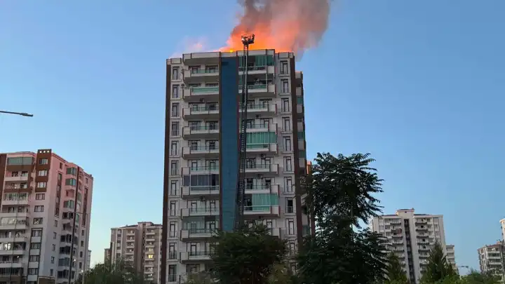Diyarbakır’da 13 katlı apartmanda yangın: Ölü ve yaralılar var