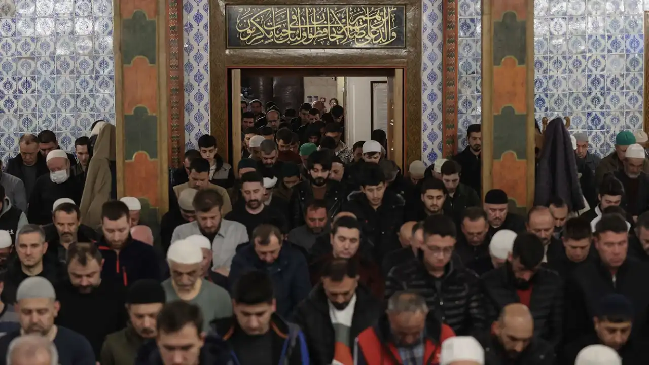 İzmir’de bayram namazı saat kaçta? 6 Haziran 2025 İzmir Kurban bayramı namaz vakti haberinin görseli