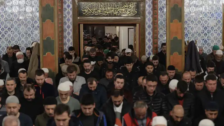 İzmir’de bayram namazı saat kaçta? 6 Haziran 2025 İzmir Kurban bayramı namaz vakti haberinin görseli