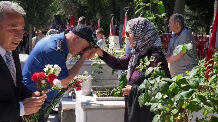 İzmir’de şehit polisler dualarla anıldı haberinin görseli