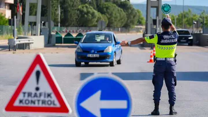 İzmir otoyollarında bayram mesaisi: Jandarma 24 saat görevde