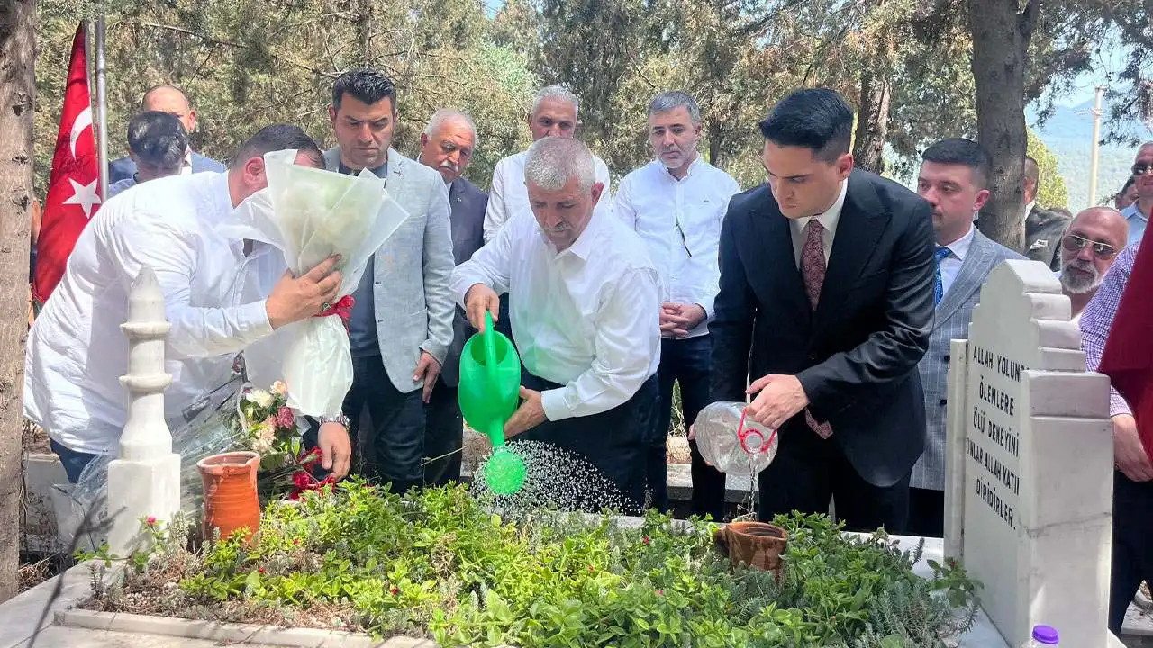 MHP İzmir'den Ülkücü Şehitlere ziyaret  haberinin görseli