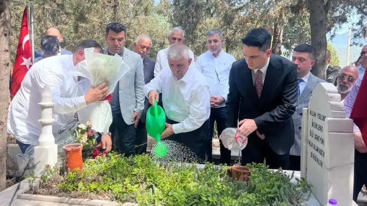 MHP İzmir'den Ülkücü Şehitlere ziyaret 