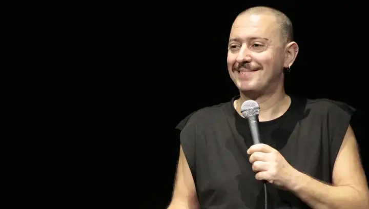 Mizahseverlerin dikkatine: Alpay Erdem yeni stand-up gösterisi ile İzmir’de