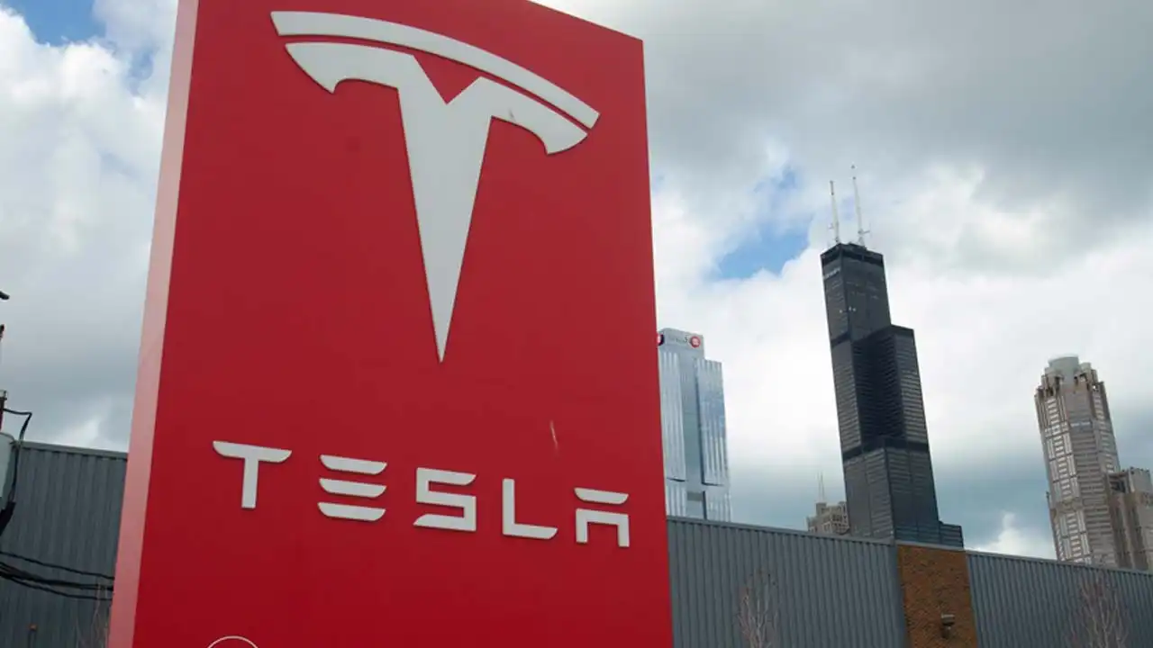 Tesla hisselerinde düşüş haberinin görseli