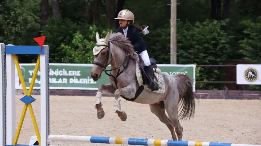 8 yaşındaki Nur Pera ve atı Vefa ikinci kez Türkiye şampiyonu 