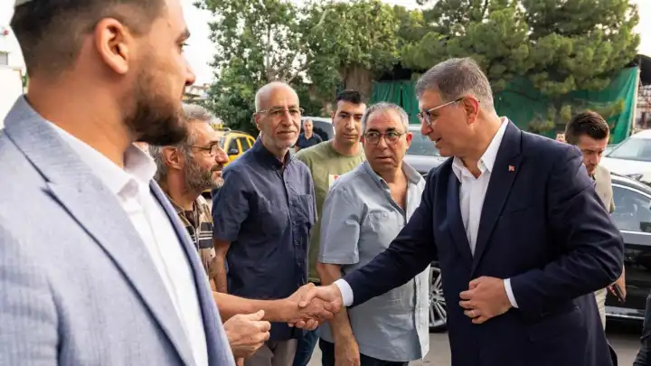 Başkan Tugay, Kurban Bayramı’nda Konak’ta vatandaşlarla bayramlaştı