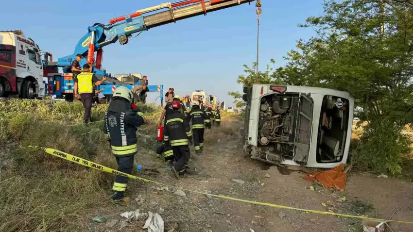 Bayram sabahı ölümlü kaza: Konya’da yolcu otobüsü devrildi haberinin görseli