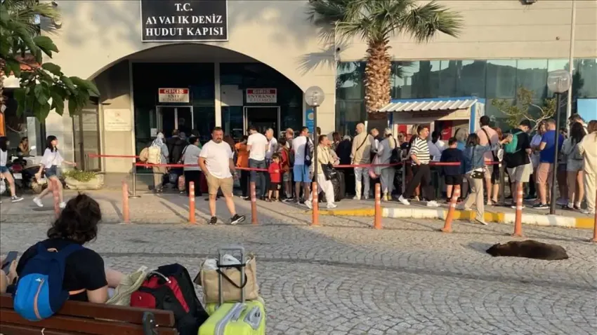 Bayram tatilinde kapı vizesi kuyruğu: Tatilciler Midilli Adası'na akın etti haberinin görseli